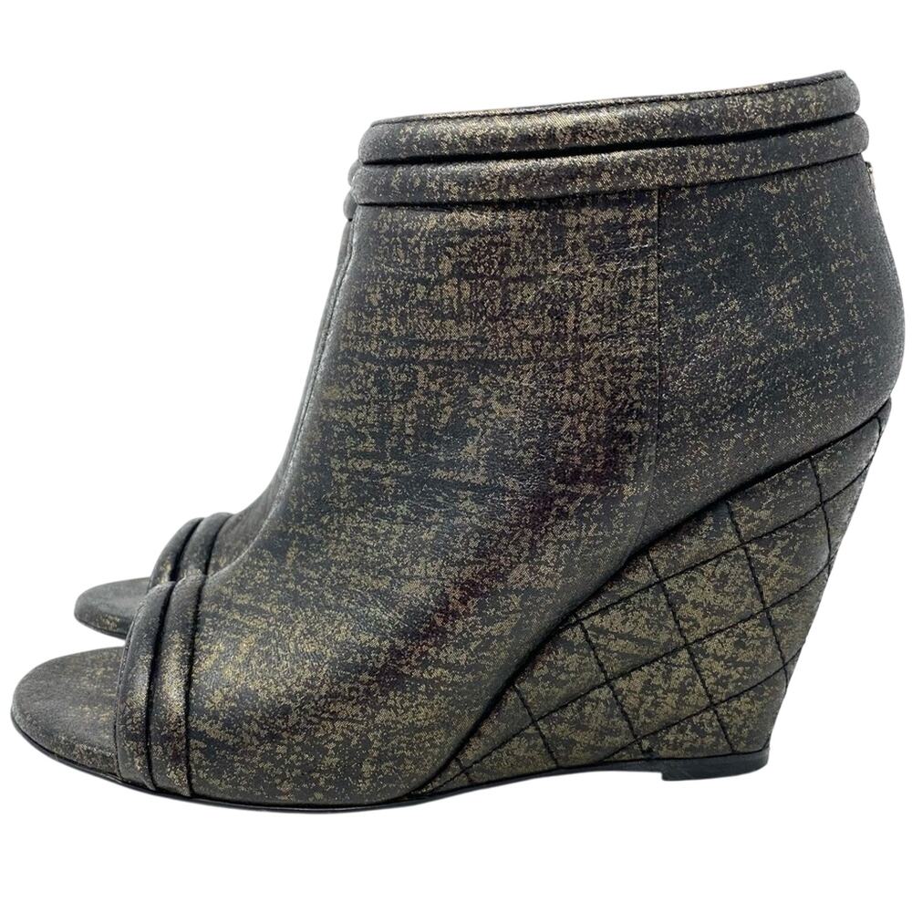 ARCHIVAL Chanel 16S Black Gold Metallic Quilted Wedge Peep Toe Boots 38.5 - Picture 4 of 15